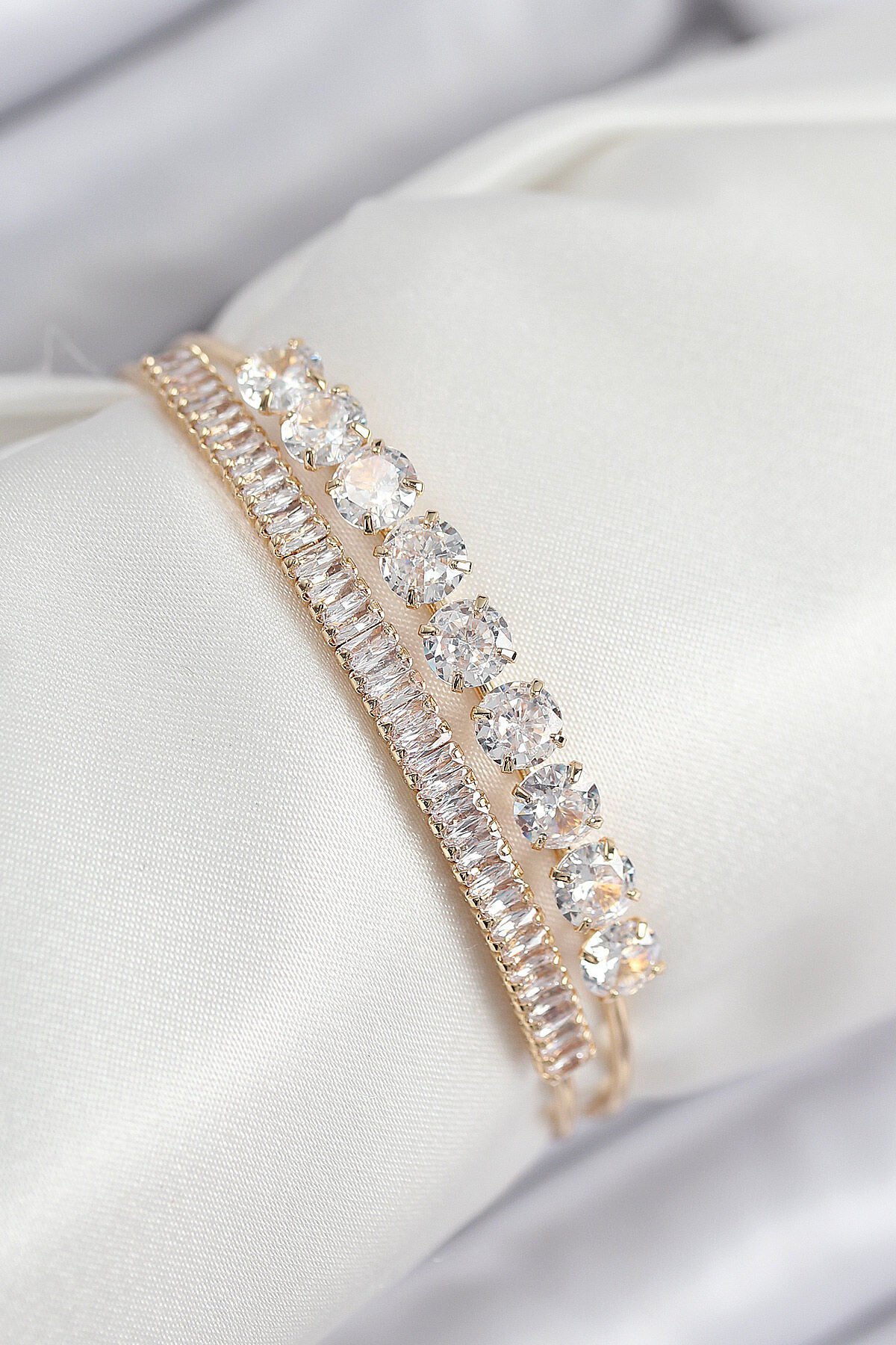 Pirinç Zirkon Taşlı Su Yolu Model Gold Renk Kadın Bileklik