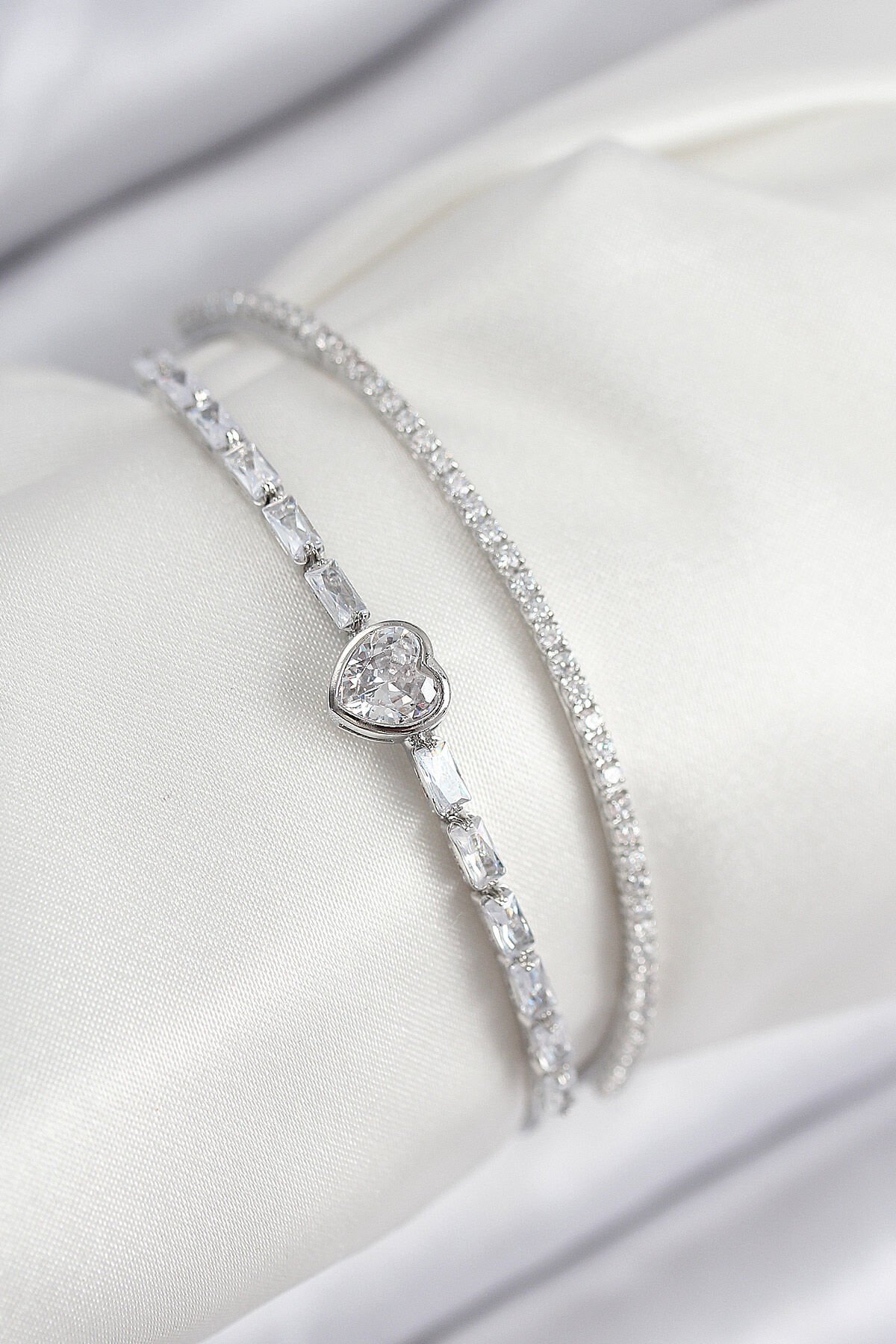 Pirinç Zirkon Taşlı Kalp Model Gümüş Renk Kadın Bileklik