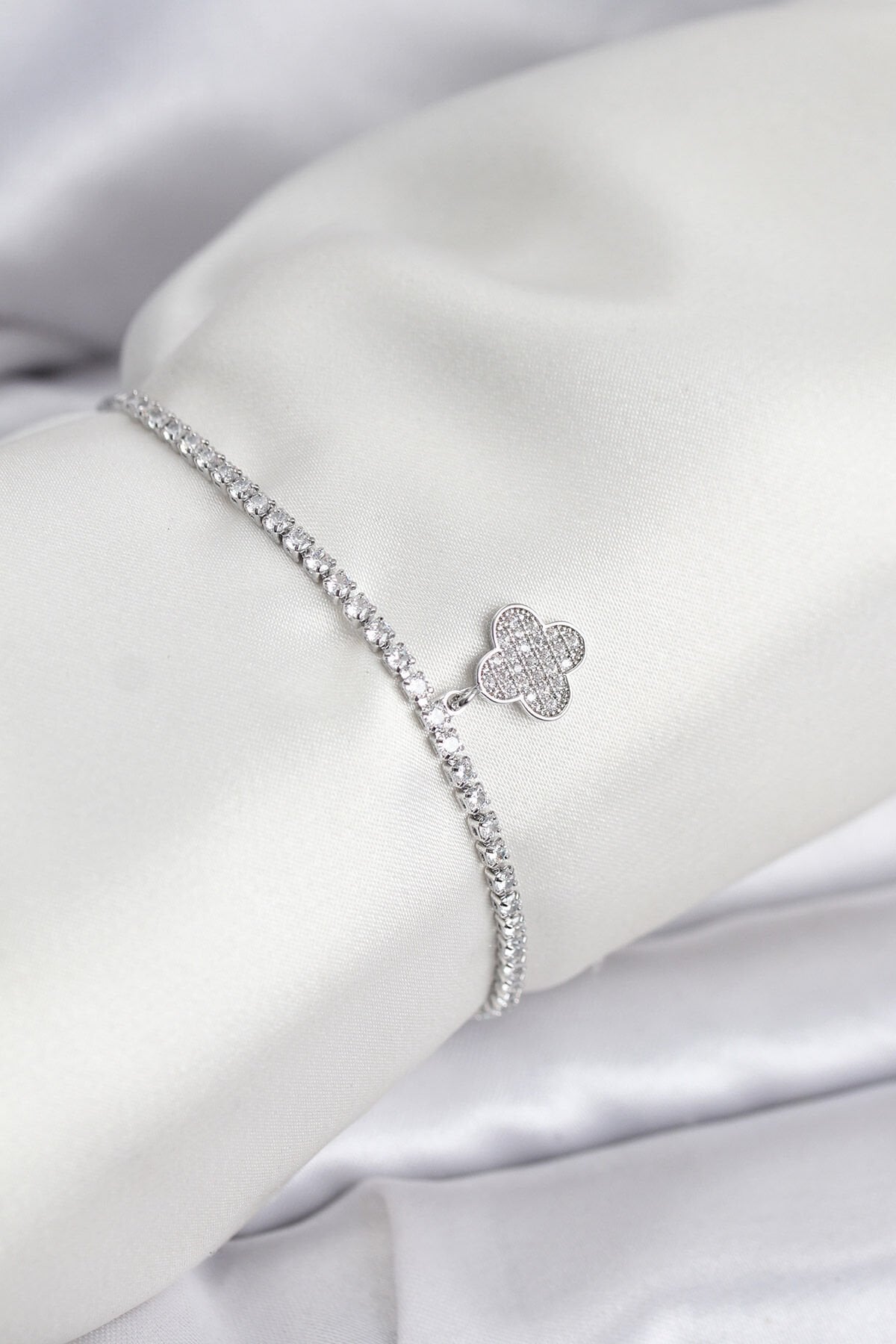 Yonca Model Zirkon Taşlı Gümüş Renk Asansörlü Su Yolu Bileklik