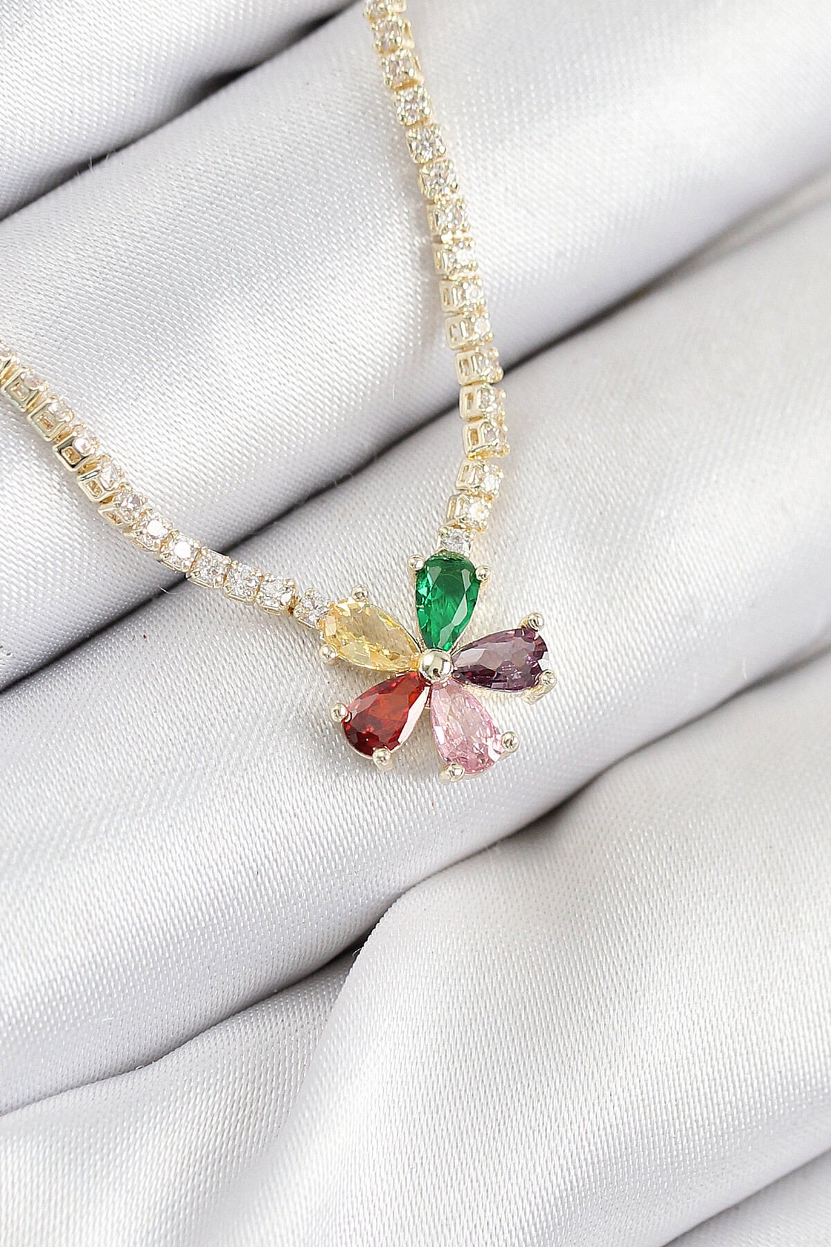 Pirinç Zirkon Taşlı Su Yolu Asorti Çiçek Model Gold Renk Kadın Kolye