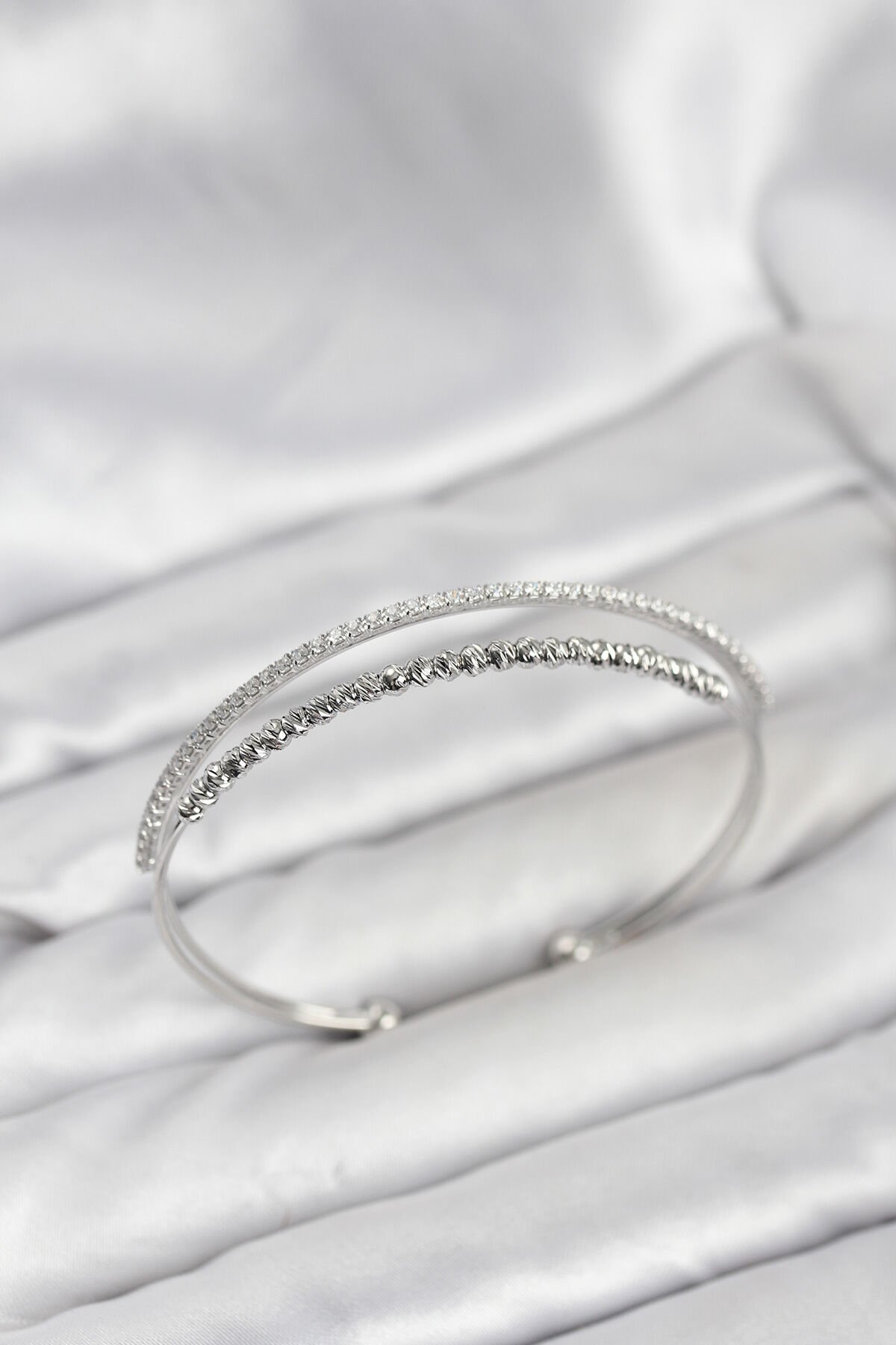 Dorika Model Pirinç Gümüş Renk Kadın Bileklik