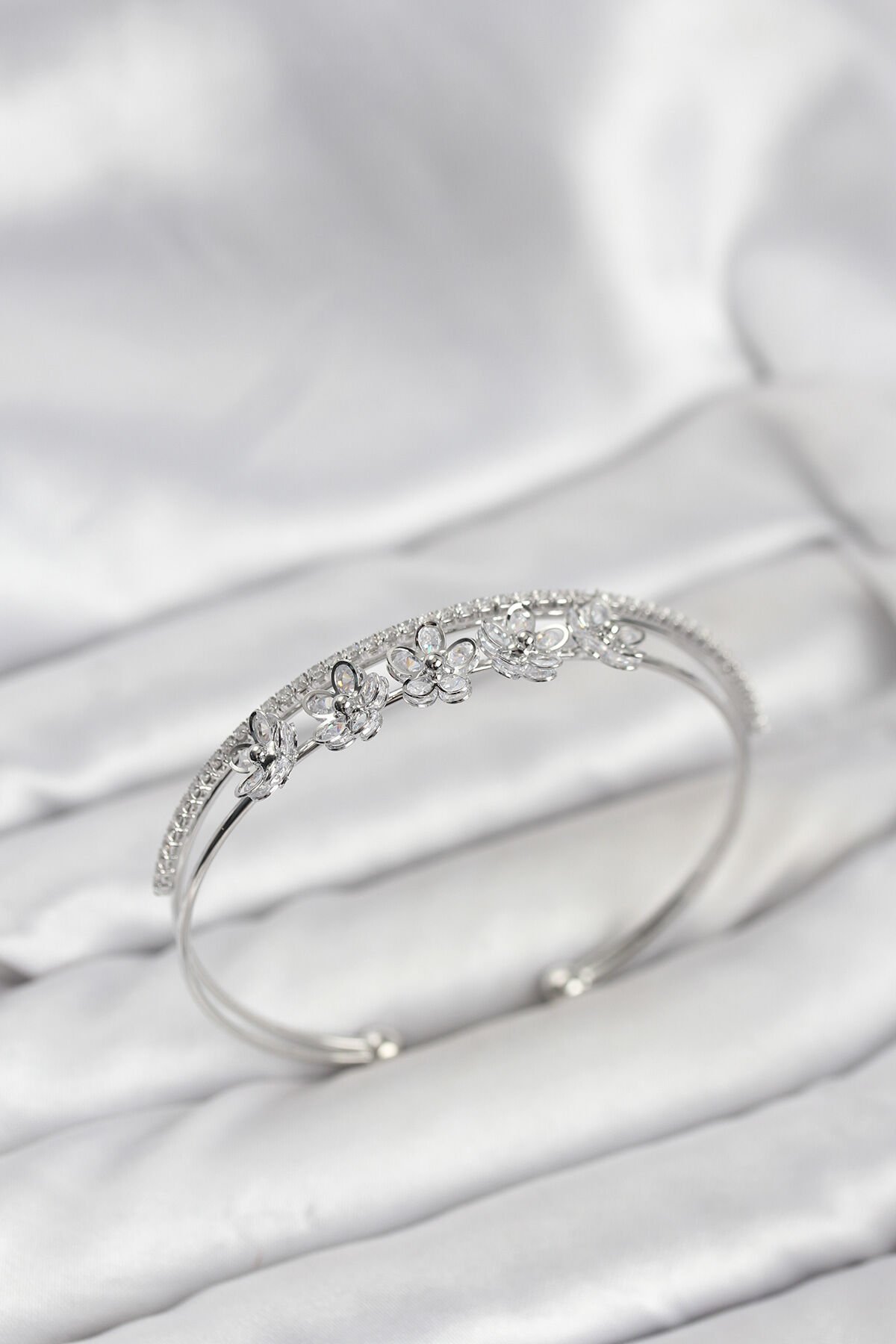 Çiçek Model Pirinç Gümüş Renk Kadın Bileklik