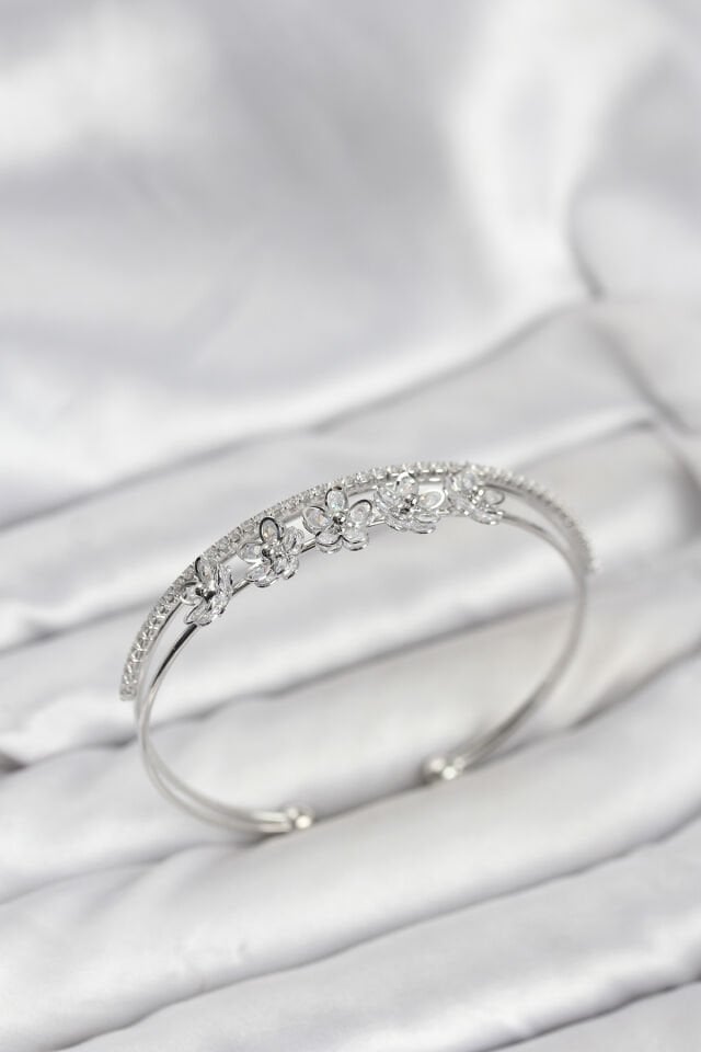 Çiçek Model Pirinç Gümüş Renk Kadın Bileklik