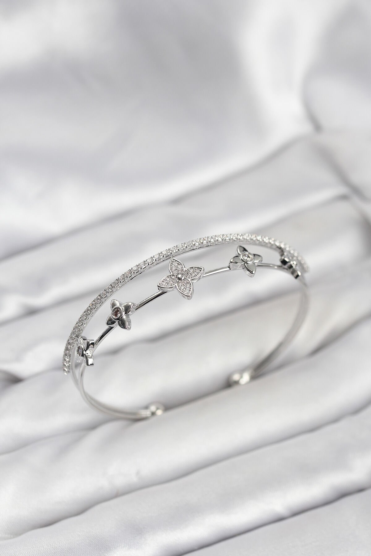 Pirinç Gümüş Renk Çiçek Model Kadın Bileklik