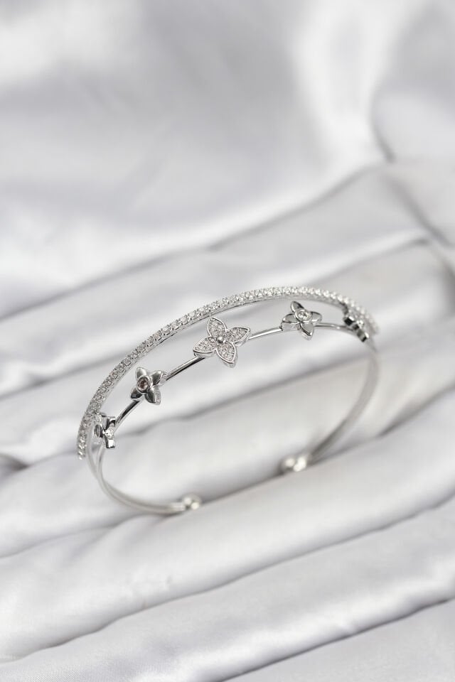 Pirinç Gümüş Renk Çiçek Model Kadın Bileklik