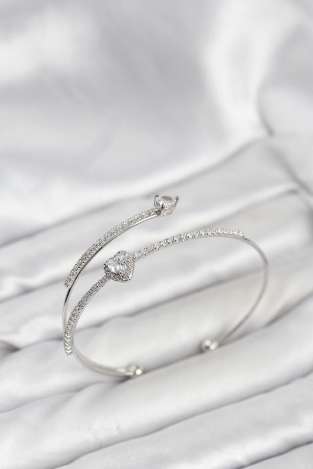 Kalp Model Pirinç Gümüş Renk Kadın Bileklik