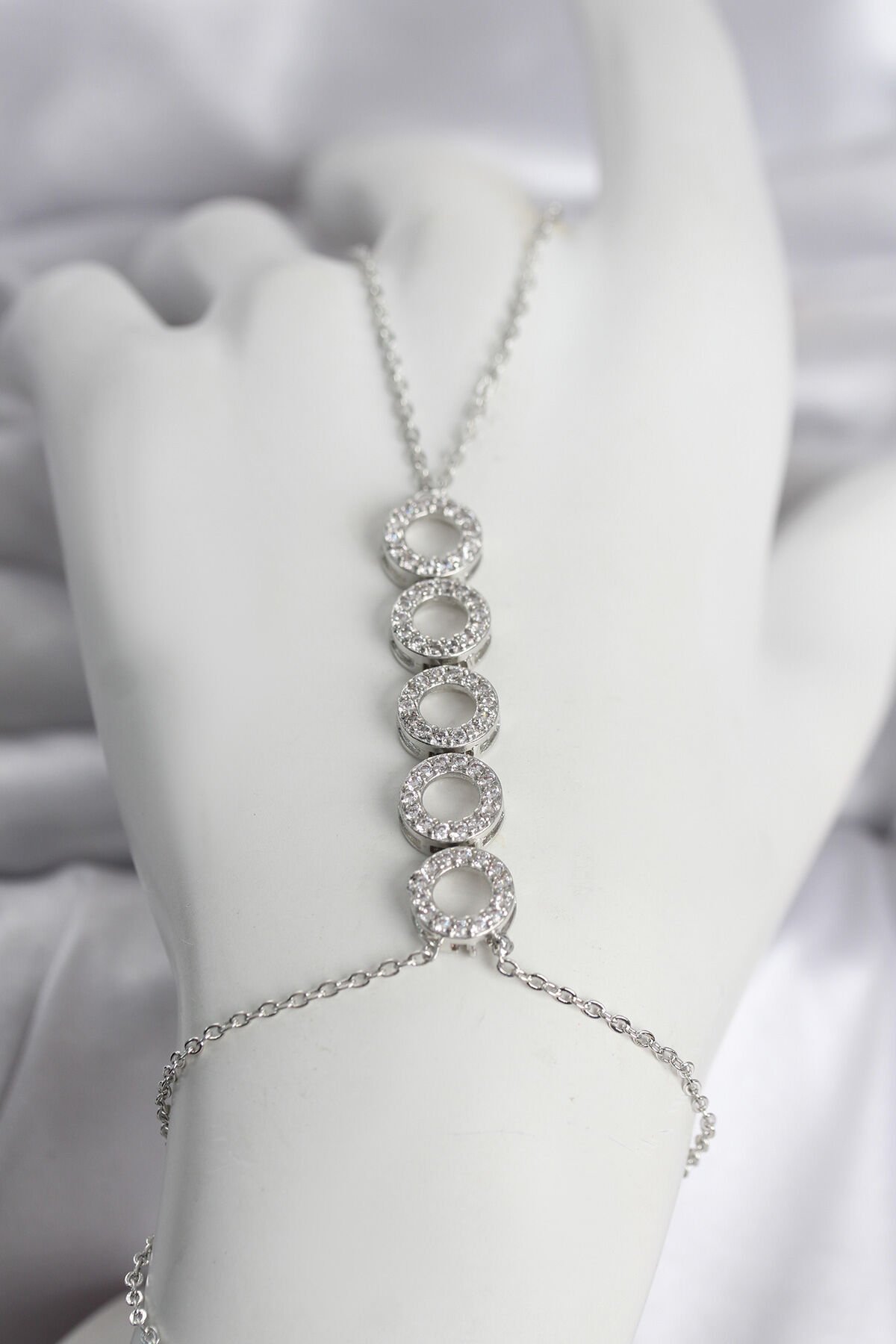 Pirinç Gümüş Renk Zirkon Taşlı Sıralı Halka Model Kadın Şahmeran