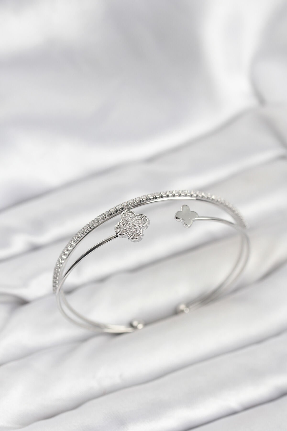 Yonca Model Pirinç Gümüş Renk Kadın Bileklik