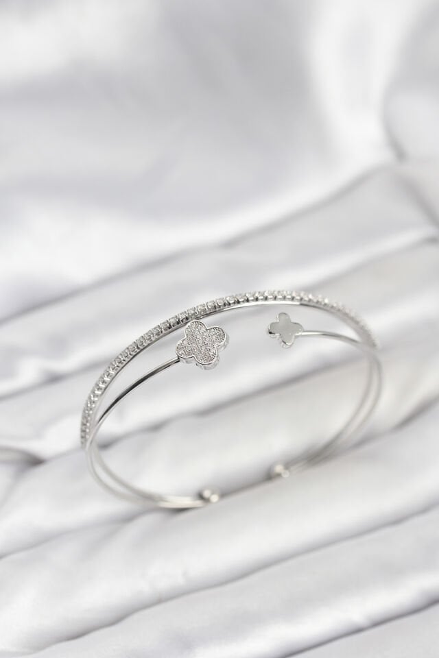 Yonca Model Pirinç Gümüş Renk Kadın Bileklik