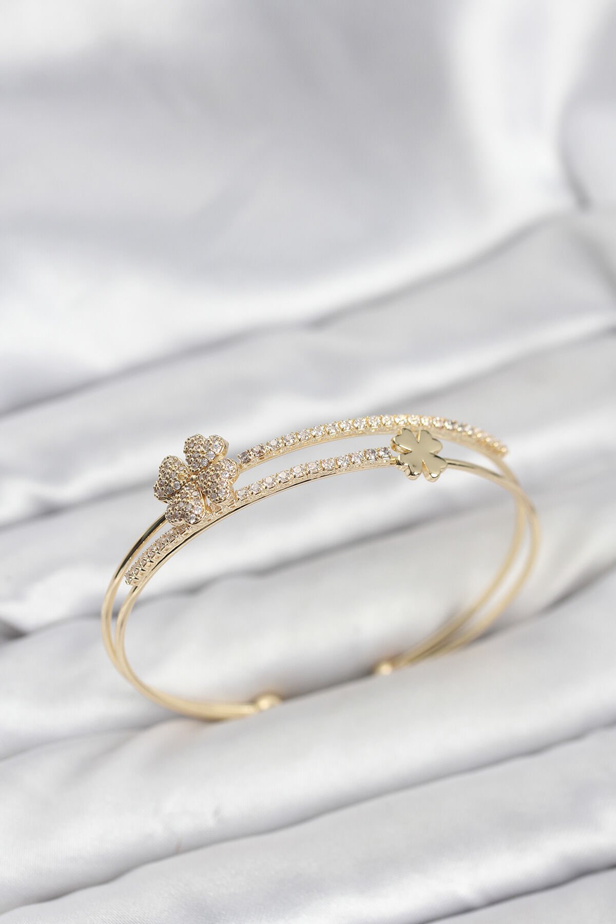 Pirinç Gold Renk Yonca Model Kadın Bileklik