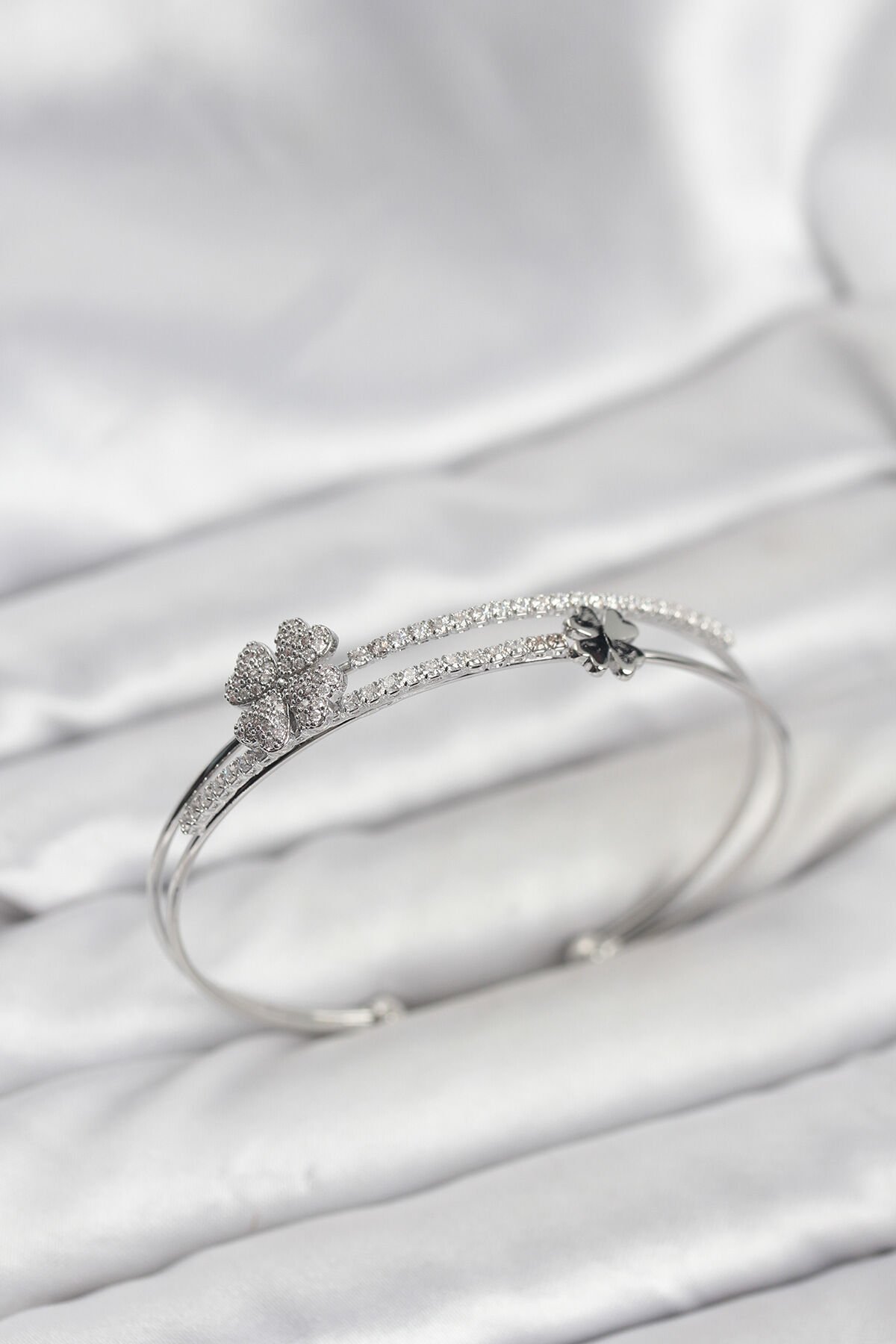 Pirinç Gümüş Renk Yonca Model Kadın Bileklik