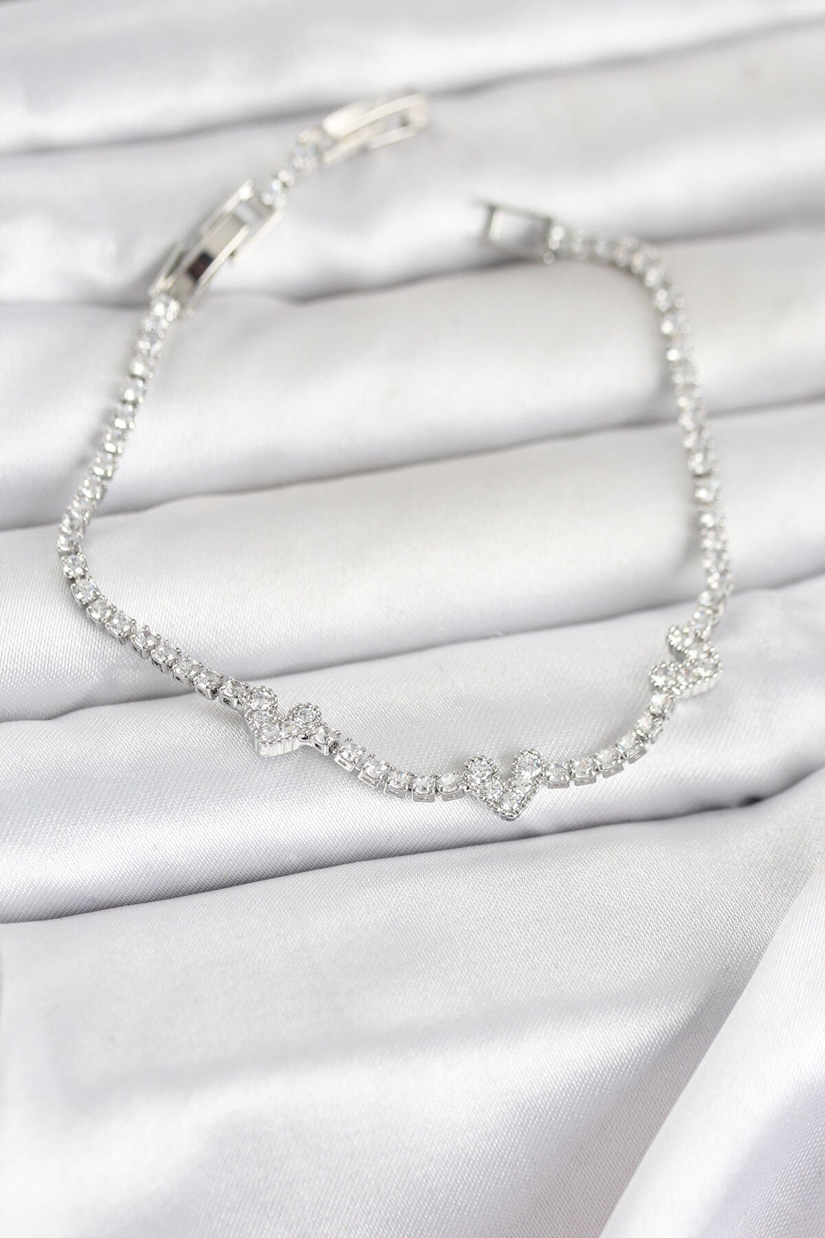 Pirinç Gümüş Renk Kalp Model Zirkon Taşlı Su Yolu Kadın Bileklik