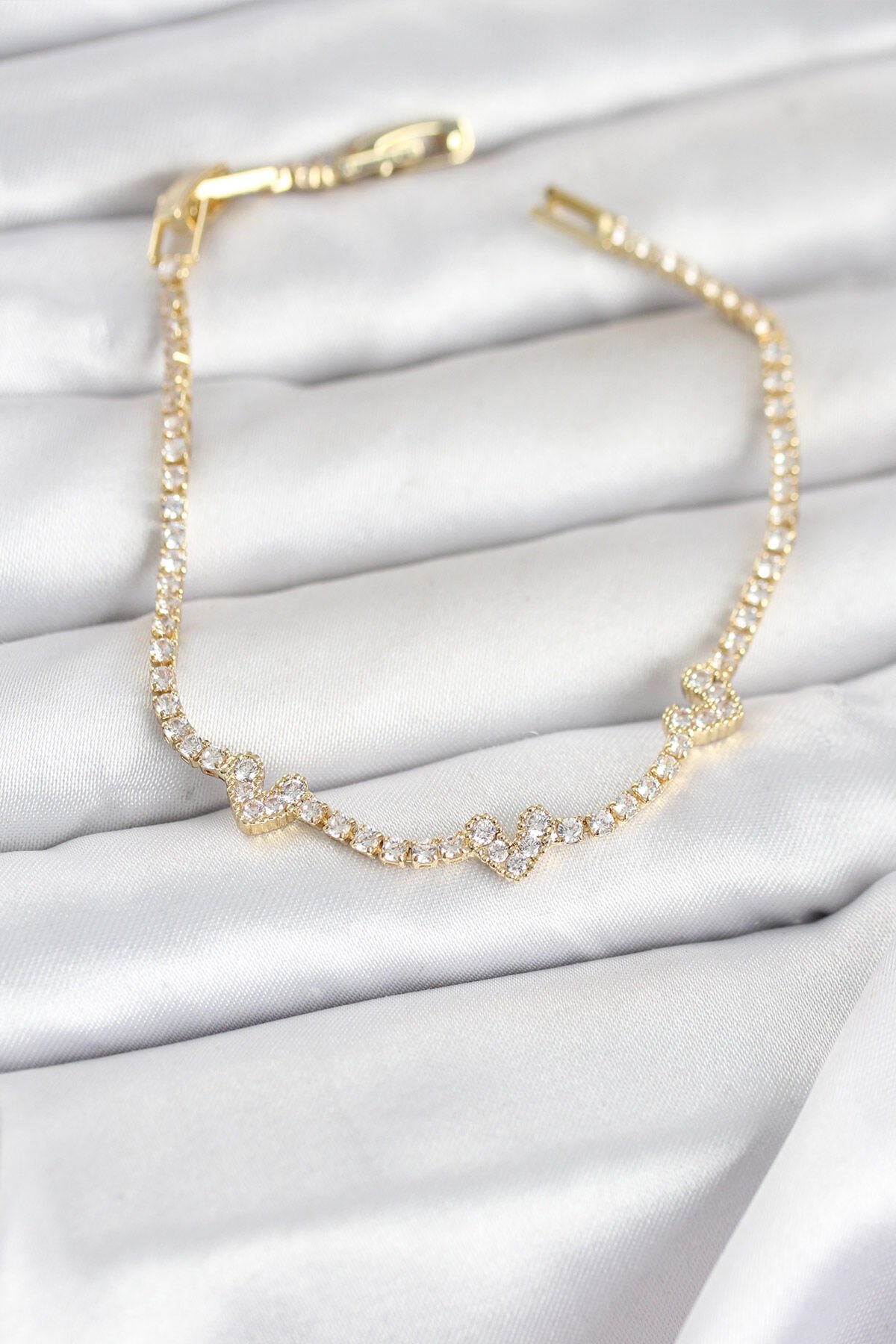 Pirinç Gold Renk Kalp Model Zirkon Taşlı Su Yolu Kadın Bileklik