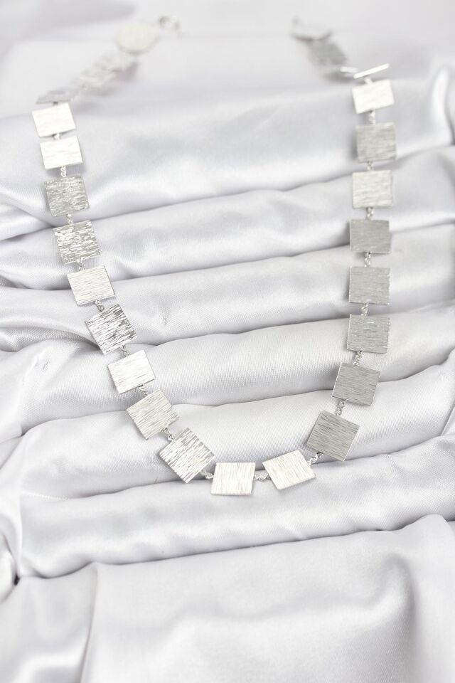 Kare Plaka Model Gümüş Renk Kadın Kolye