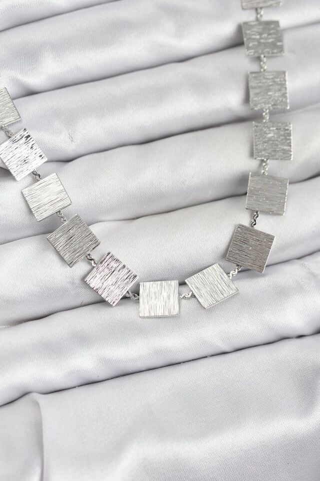 Kare Plaka Model Gümüş Renk Kadın Kolye