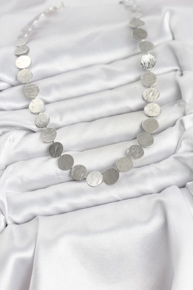 Yuvarlak Plaka Model Gümüş Renk Kadın Kolye