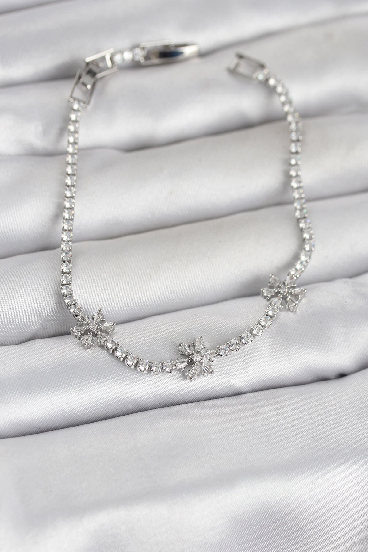 Pirinç Gümüş Renk Çiçek Model Zirkon Taşlı Su Yolu Kadın Bileklik