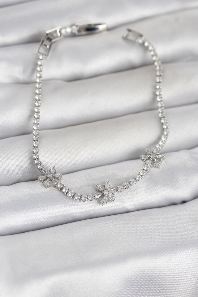 Pirinç Gümüş Renk Çiçek Model Zirkon Taşlı Su Yolu Kadın Bileklik