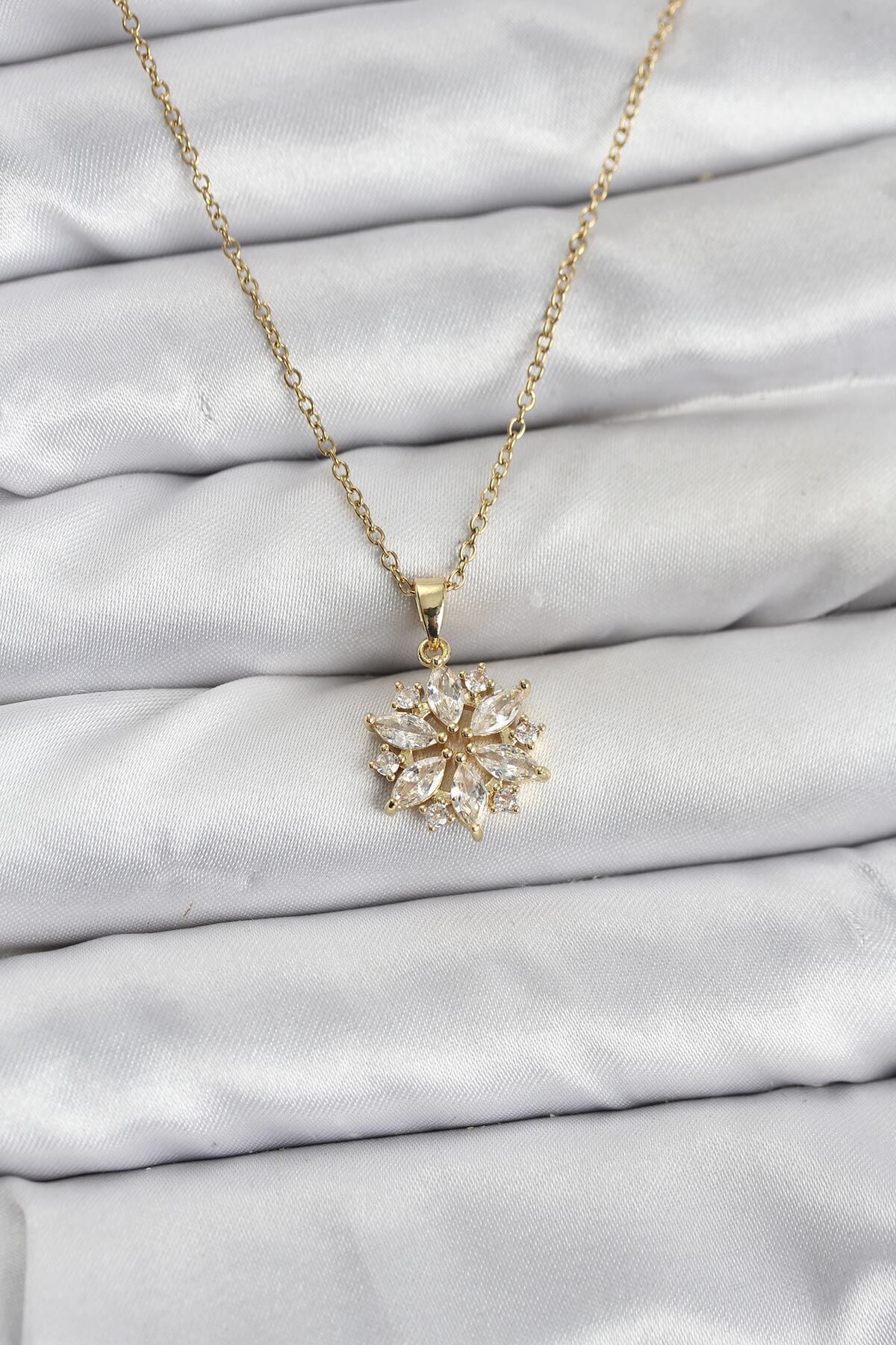 316L Çelik Zincir Gold Renk Lotus Model Zirkon Taşlı Kadın Kolye