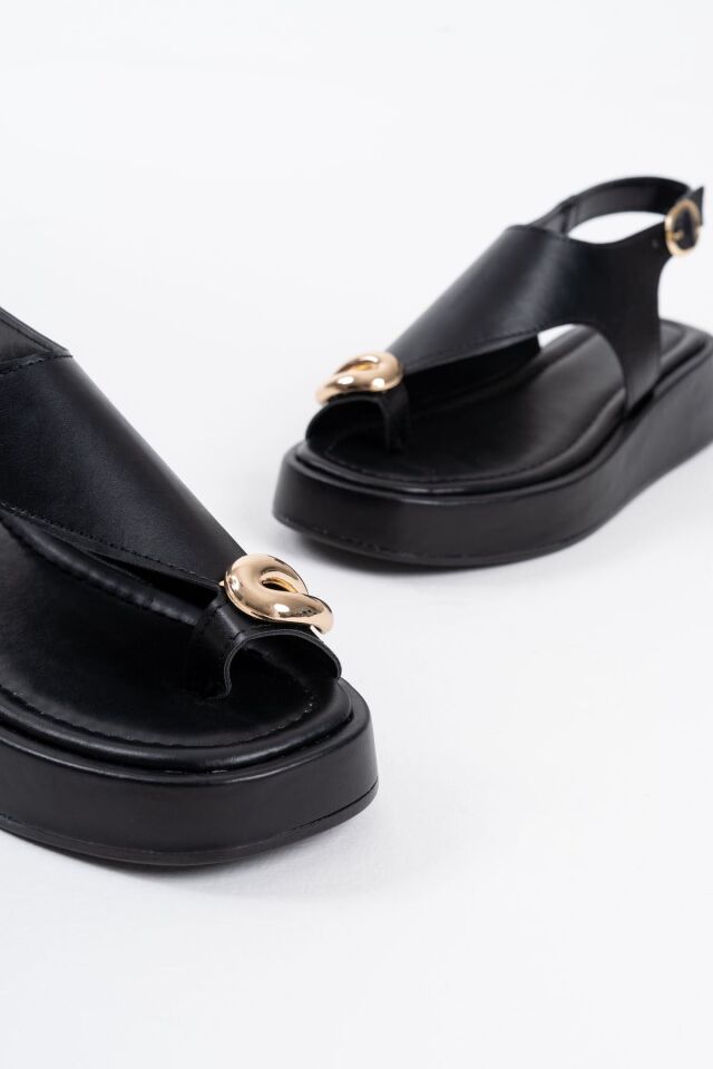 Kadın Siyah Cilt Toka Detaylı Sandalet TR17MY03A