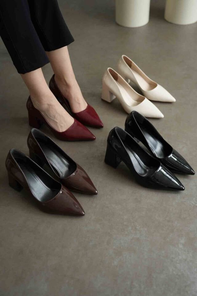 Siyah Rugan Kadın Topuklu Ayakkabı TR08MS16D