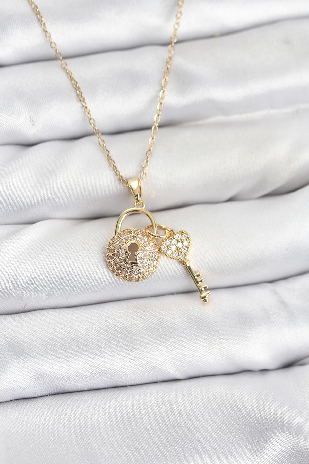 316L Çelik Zincir Gold Renk Kilit Anahtar Model Zirkon Taşlı Kadın Kolye