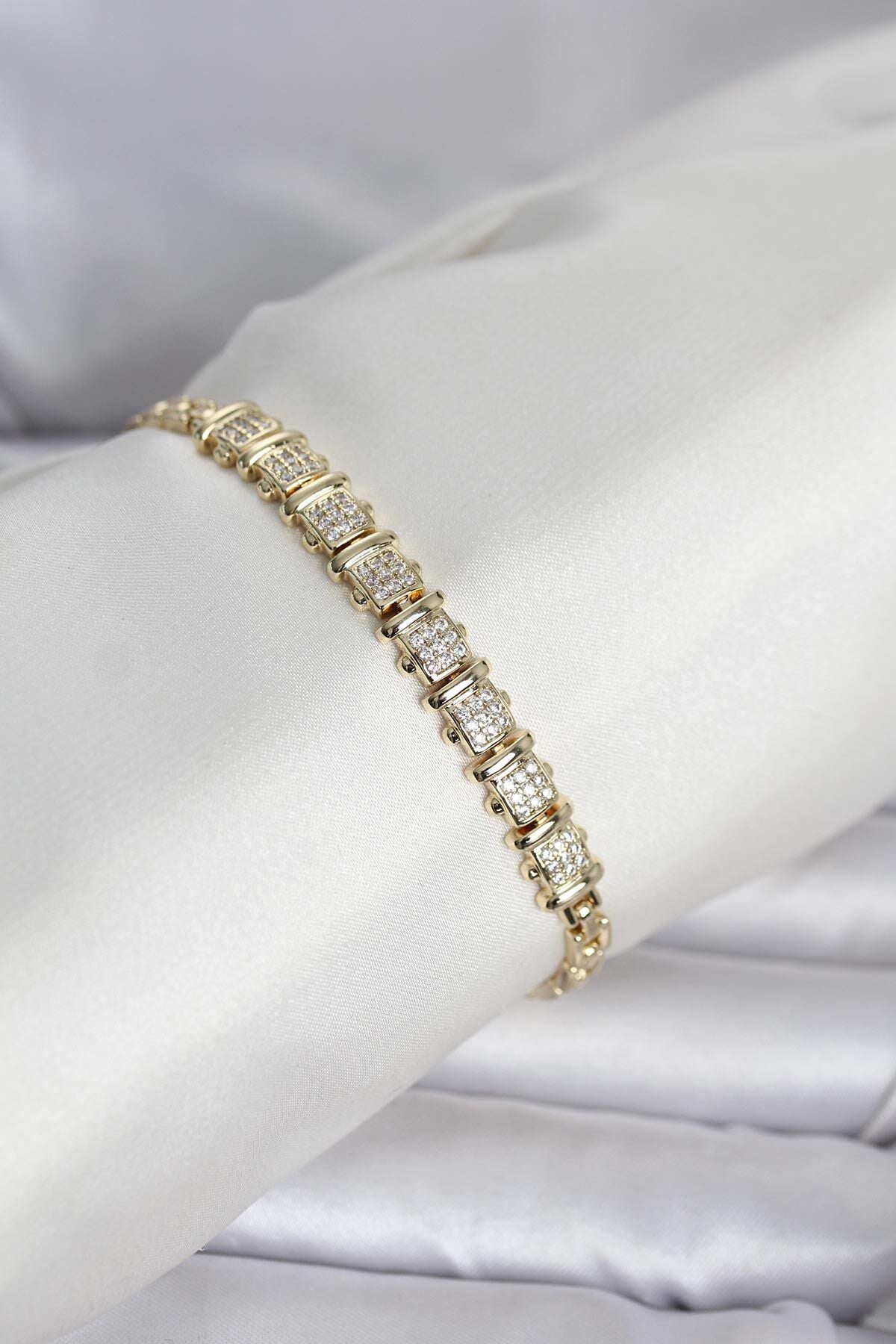 Xuping Model Zirkon Taşlı Gold Renk Kadın Bileklik