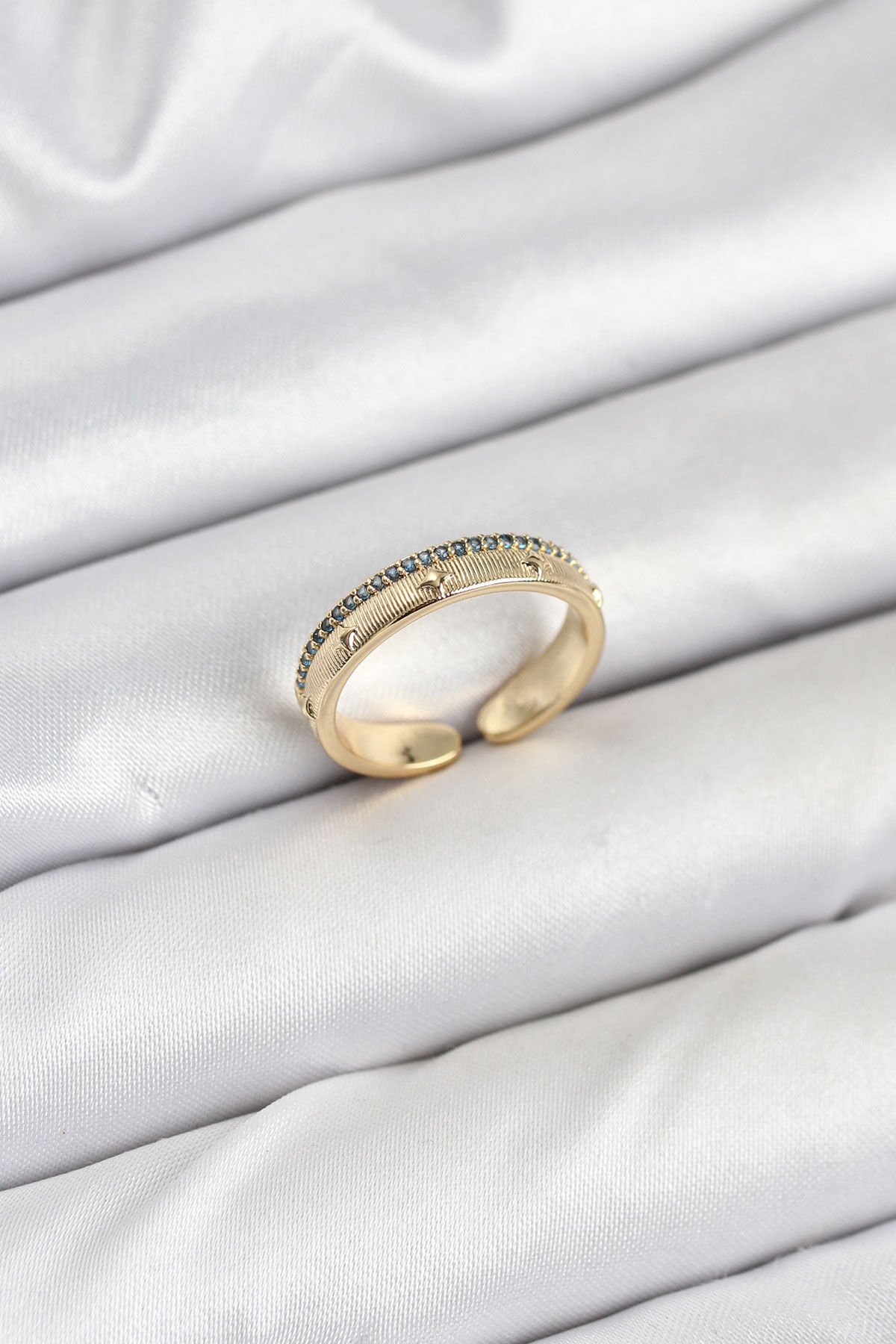 Pirinç Gold Renk Sıralı Zirkon Taşlı Kutup Yıldızı Model Kadın Yüzük