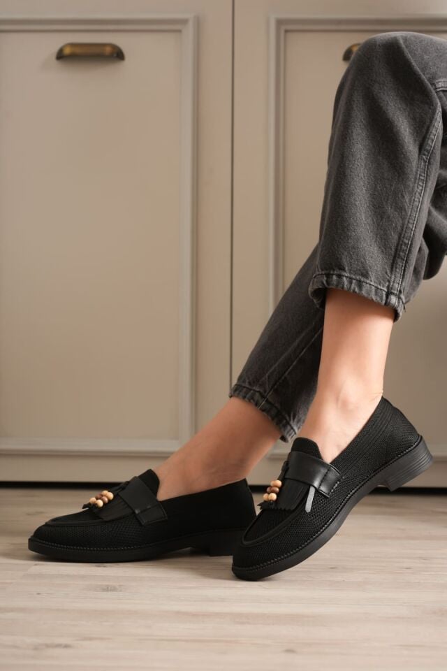 Kadın Siyah Boncuk Püsküllü Günlük Kısa Topuklu Ayakkabı TR30MS01A