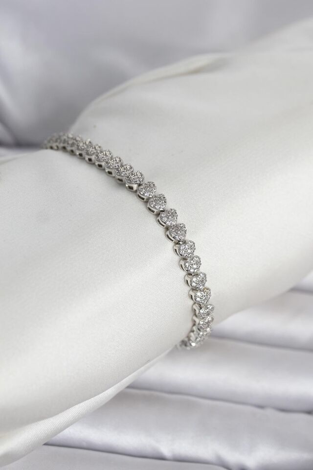 Pirinç Gümüş Renk Kalp Model Sıralı Zirkon Taşlı Kadın Bileklik