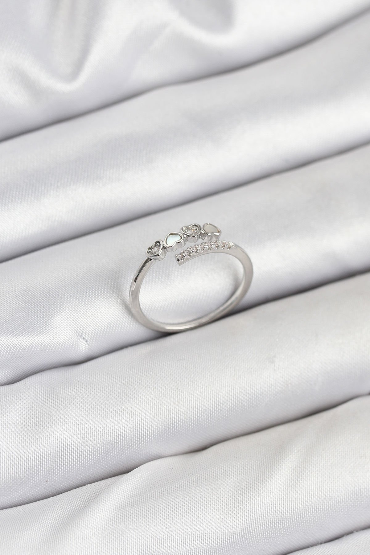 Pirinç Gümüş Renk Kalpli Detaylı Zirkon Taşlı Kadın Yüzük