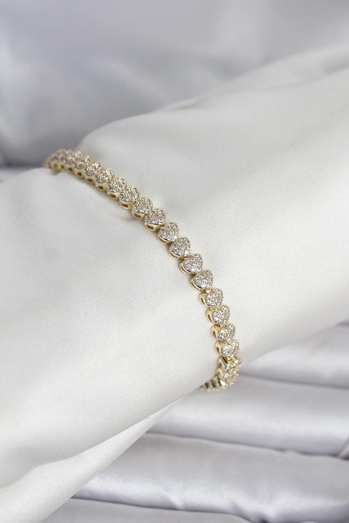 Pirinç Gold Renk Kalp Model Sıralı Zirkon Taşlı Kadın Bileklik