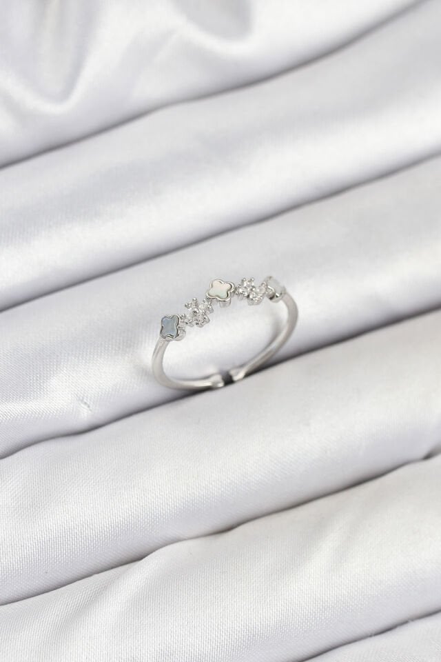 Pirinç Gümüş Renk Minimal Yonca Detaylı Kadın Yüzük