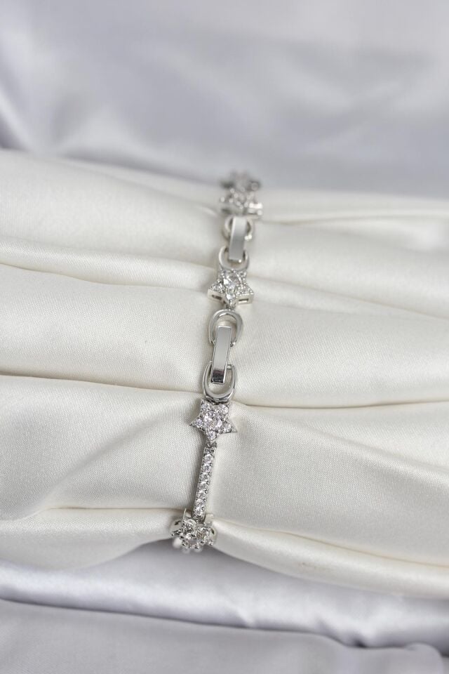 Pirinç Gümüş Renk Zirkon Taşlı Yıldız Model Kadın Bileklik