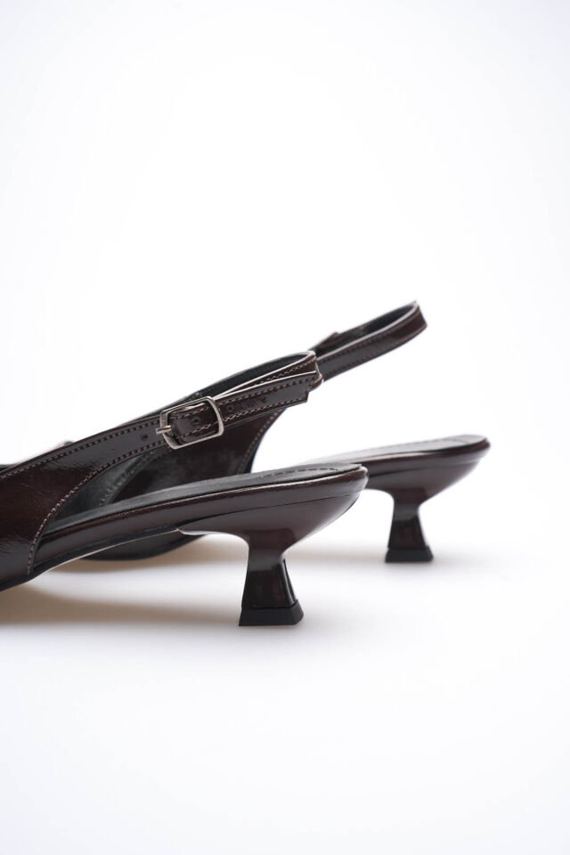 Kadın Acı Kahve Kırışık Rugan Sivri Burun Slingback Kısa Topuklu Ayakkabı TR20MS04D