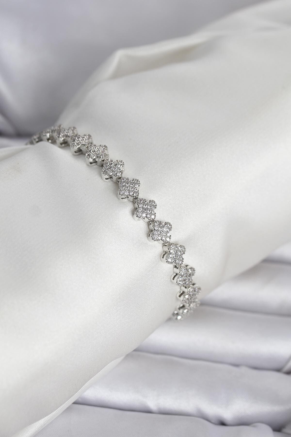 Pirinç Gümüş Renk Yonca Model Sıralı Zirkon Taşlı Kadın Bileklik