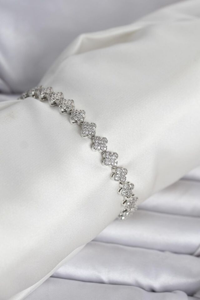 Pirinç Gümüş Renk Yonca Model Sıralı Zirkon Taşlı Kadın Bileklik