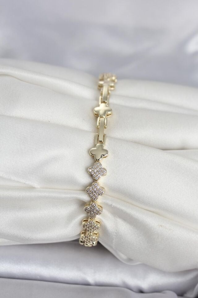 Pirinç Gold Renk Yonca Model Sıralı Zirkon Taşlı Kadın Bileklik