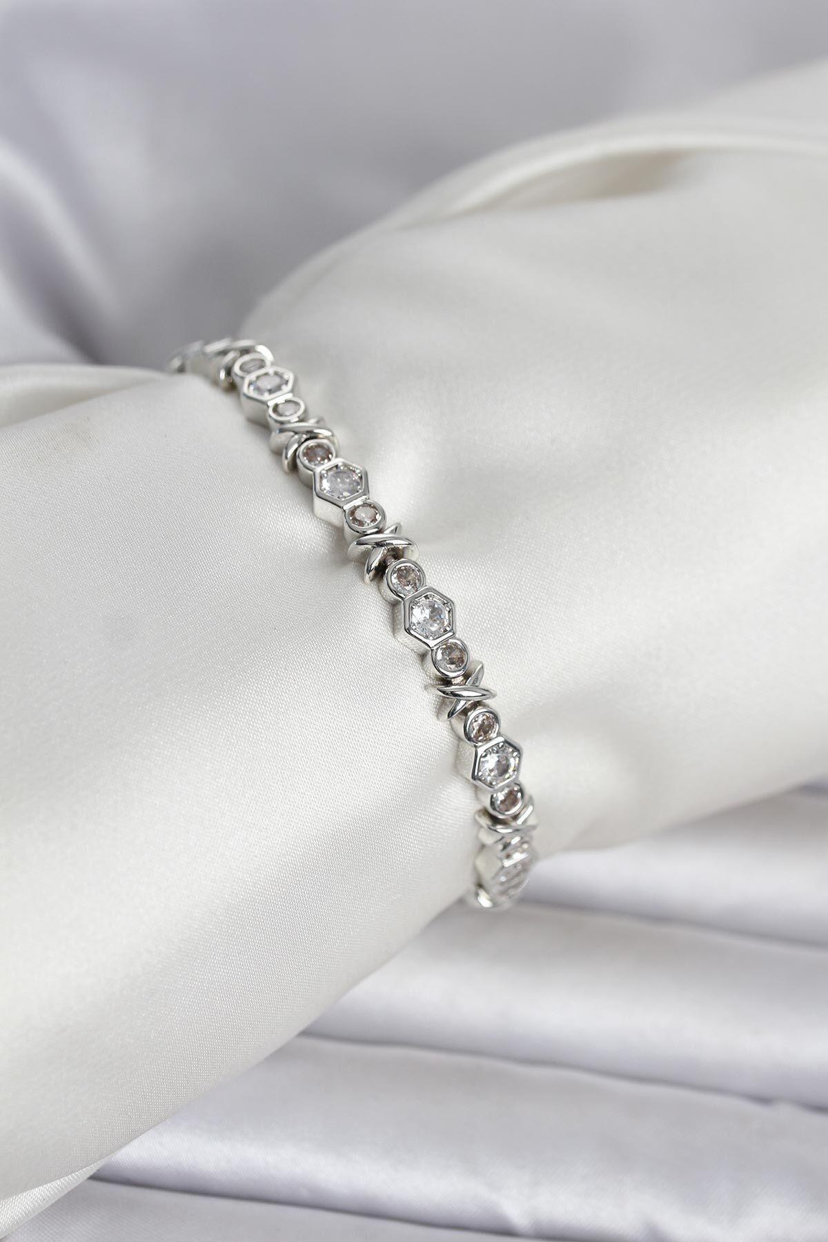 Pirinç Gümüş Renk Petek Model Zirkon Taşlı Kadın Bileklik