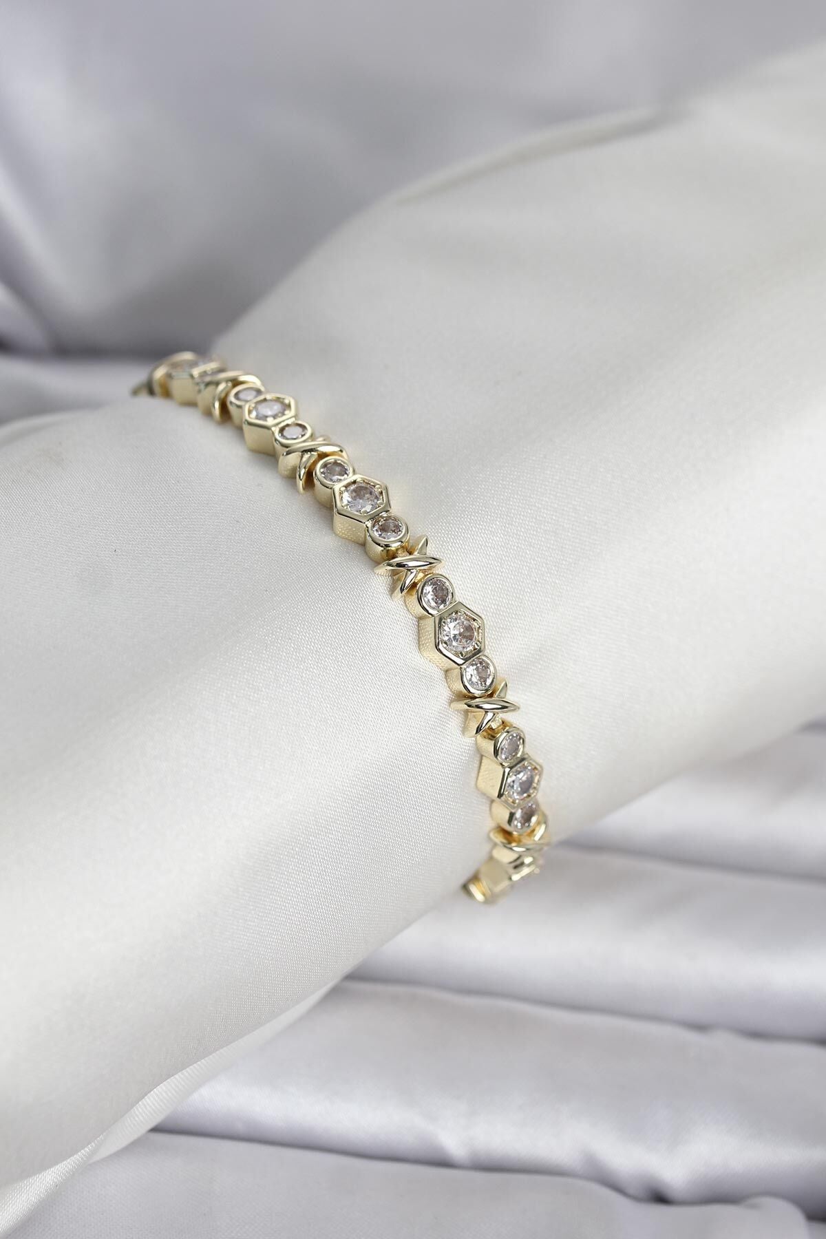 Pirinç Gold Renk Petek Model Zirkon Taşlı Kadın Bileklik