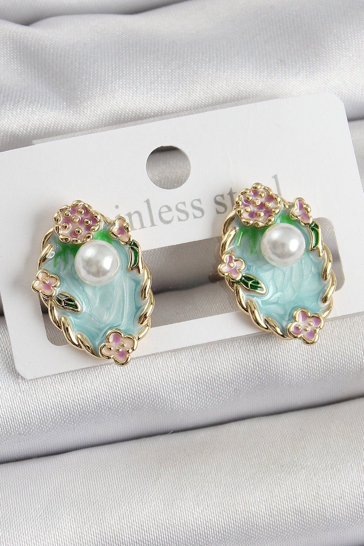 Pirinç Yeşil Mineli İnci Detaylı Sanatsal Portre Model Gold Renk Kadın Küpe