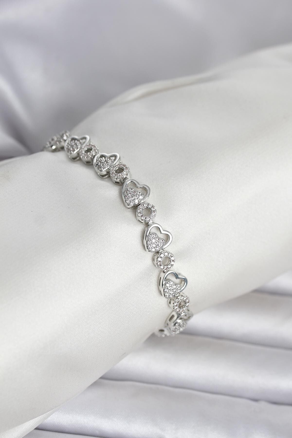 Pirinç Gümüş Renk Zirkon Taşlı Kalp Model Kadın Bileklik