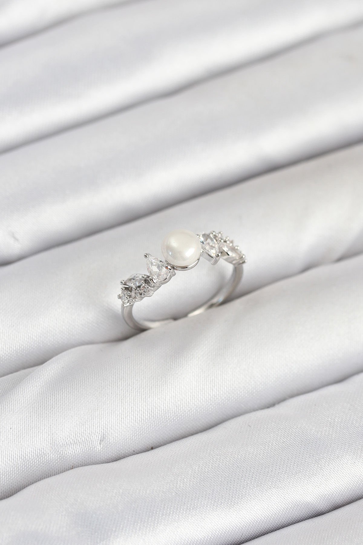 Pirinç Gümüş Renk Zirkon Taşlı İncili Model Kadın Yüzük