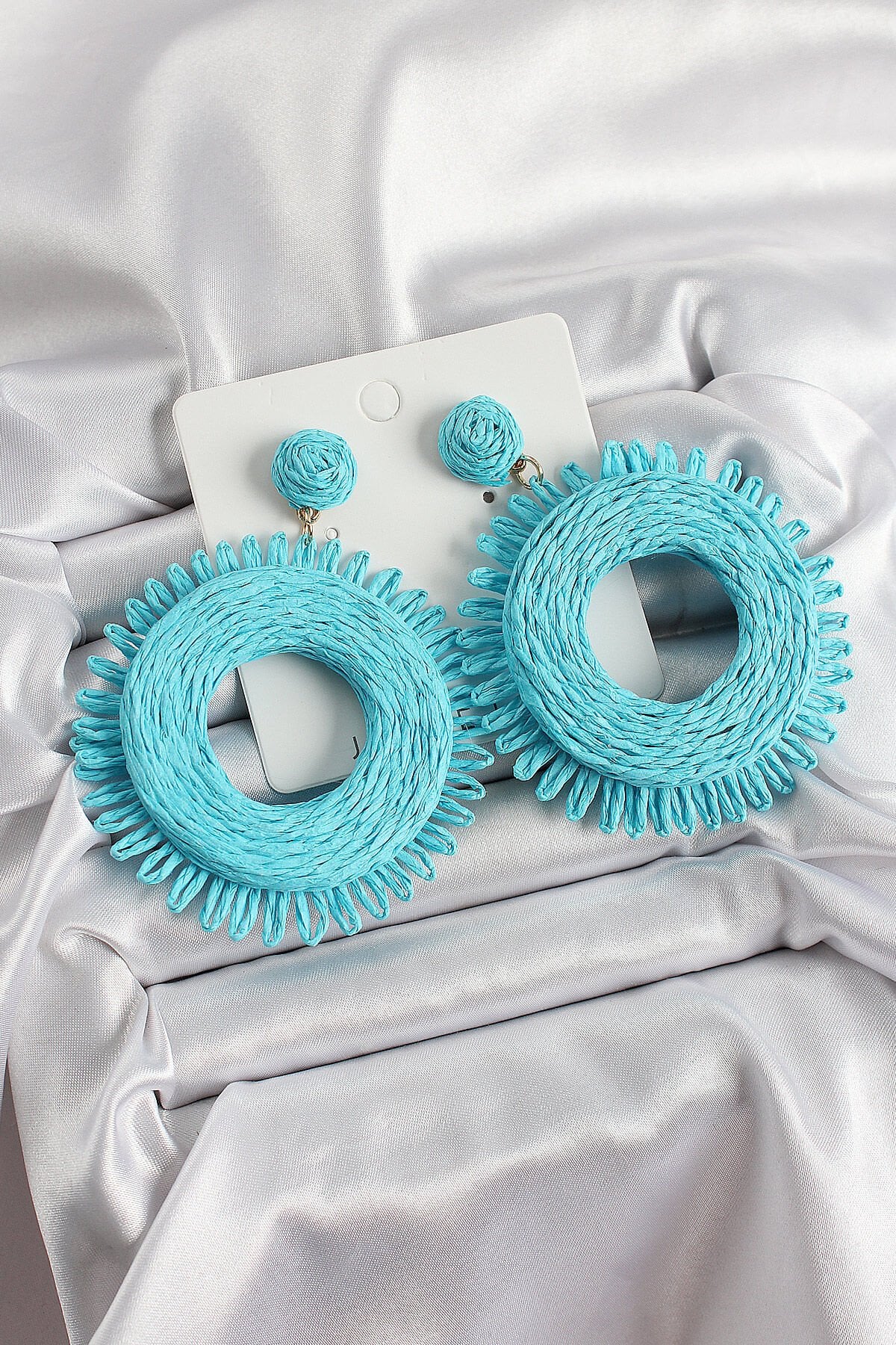 Mavi Püsküllü Halka Figürlü Hasır Örgü Model Gold Renk Kadın Küpe