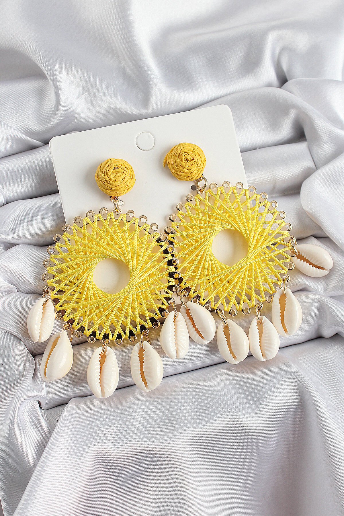 Sarı Hasır Örgü Sarmal Model Sallantılı Deniz Kabuğu Detaylı Gold Renk Kadın Küpe