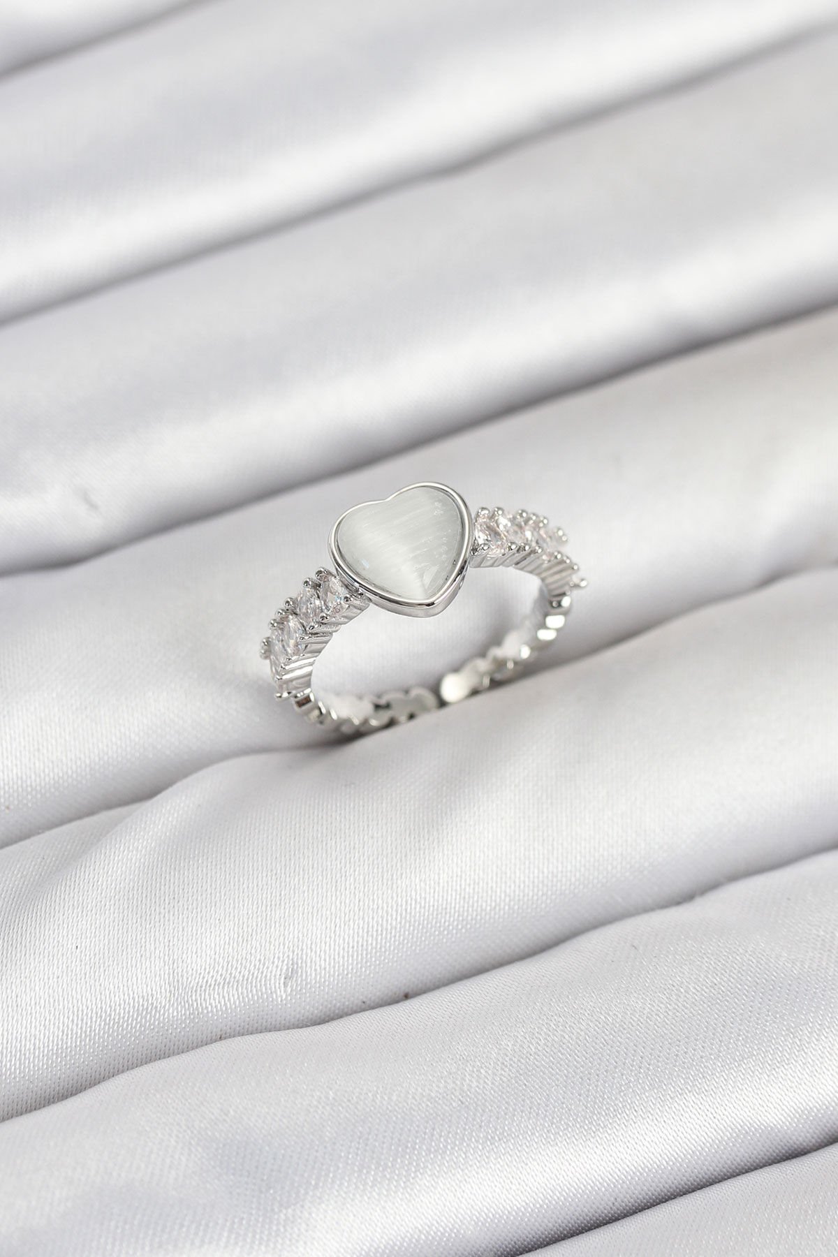 Pirinç Gümüş Renk Zirkon Taşlı Kalpli Kadın Yüzük