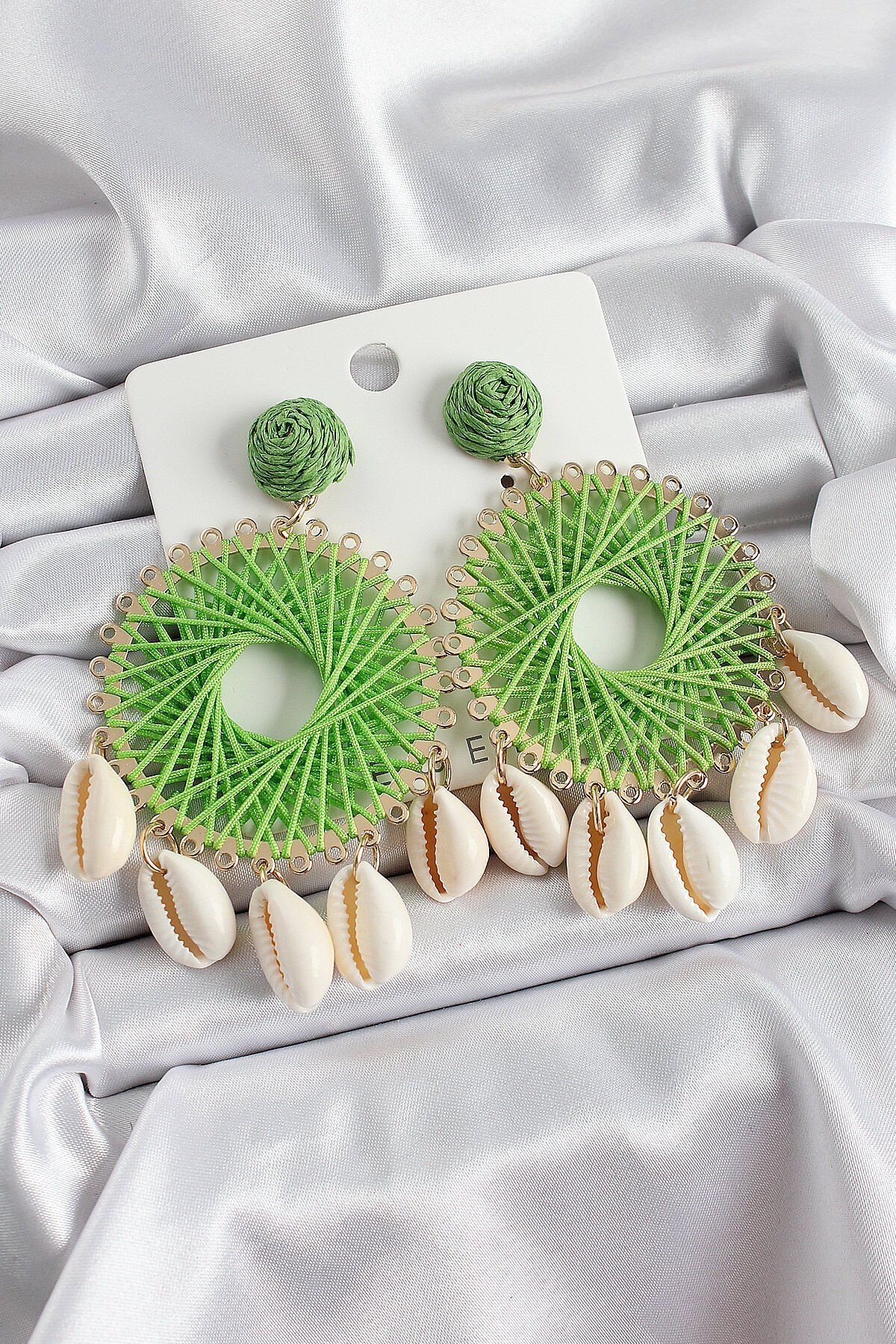 Yeşil Hasır Örgü Sarmal Model Sallantılı Deniz Kabuğu Detaylı Gold Renk Kadın Küpe