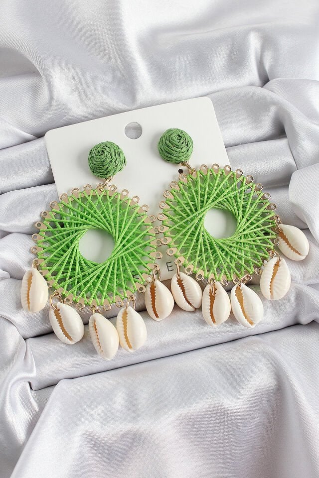 Yeşil Hasır Örgü Sarmal Model Sallantılı Deniz Kabuğu Detaylı Gold Renk Kadın Küpe