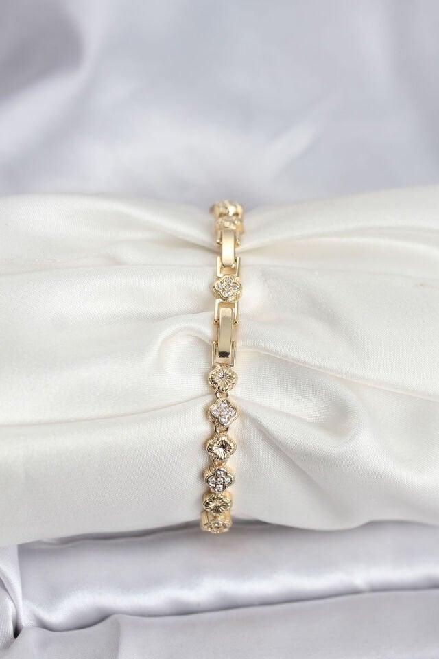 Pirinç Gold Renk VIP Seri Sıralı Yonca Model Zirkon Taşlı Kadın Bileklik