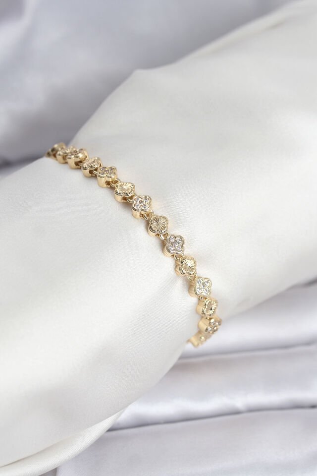 Pirinç Gold Renk VIP Seri Sıralı Yonca Model Zirkon Taşlı Kadın Bileklik